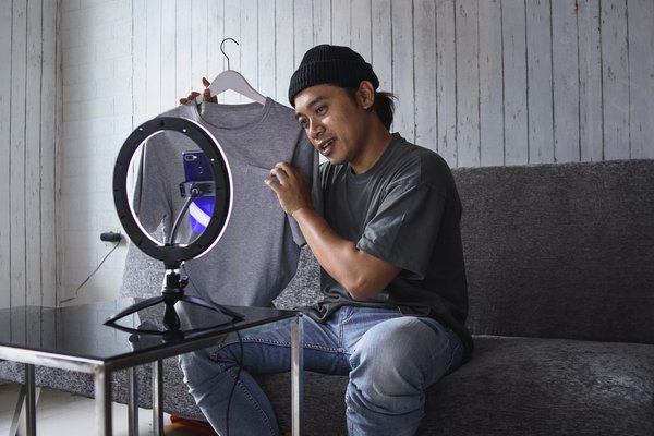 How Can UK Wedding Photographers Utilize YouTube Tutorials to Attract Clients?